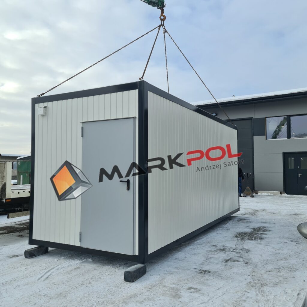 Kontener transportowy na placu budowy - transport kontenerów