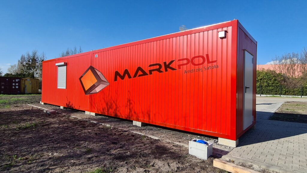 Czerwony kontener z logo MARKPOL