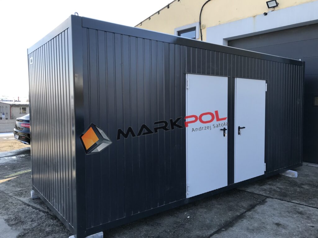 Metalowy kontener z białymi drzwiami