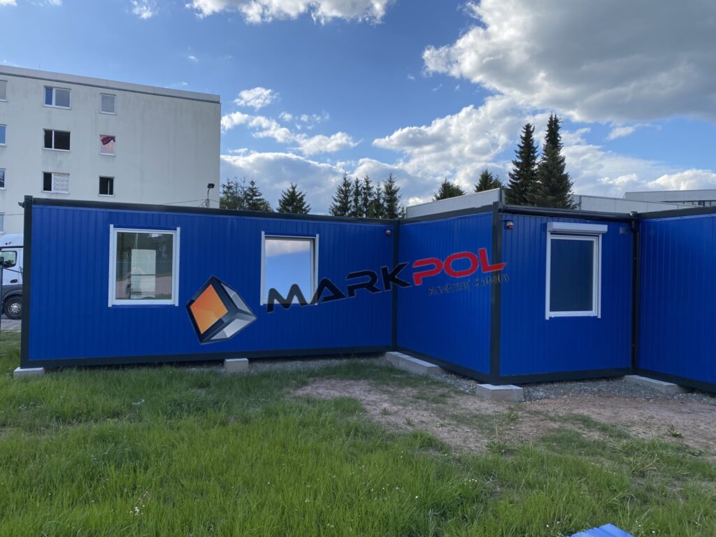 Niebieski kontener z logo MARKPOL - kontenery socjalne
